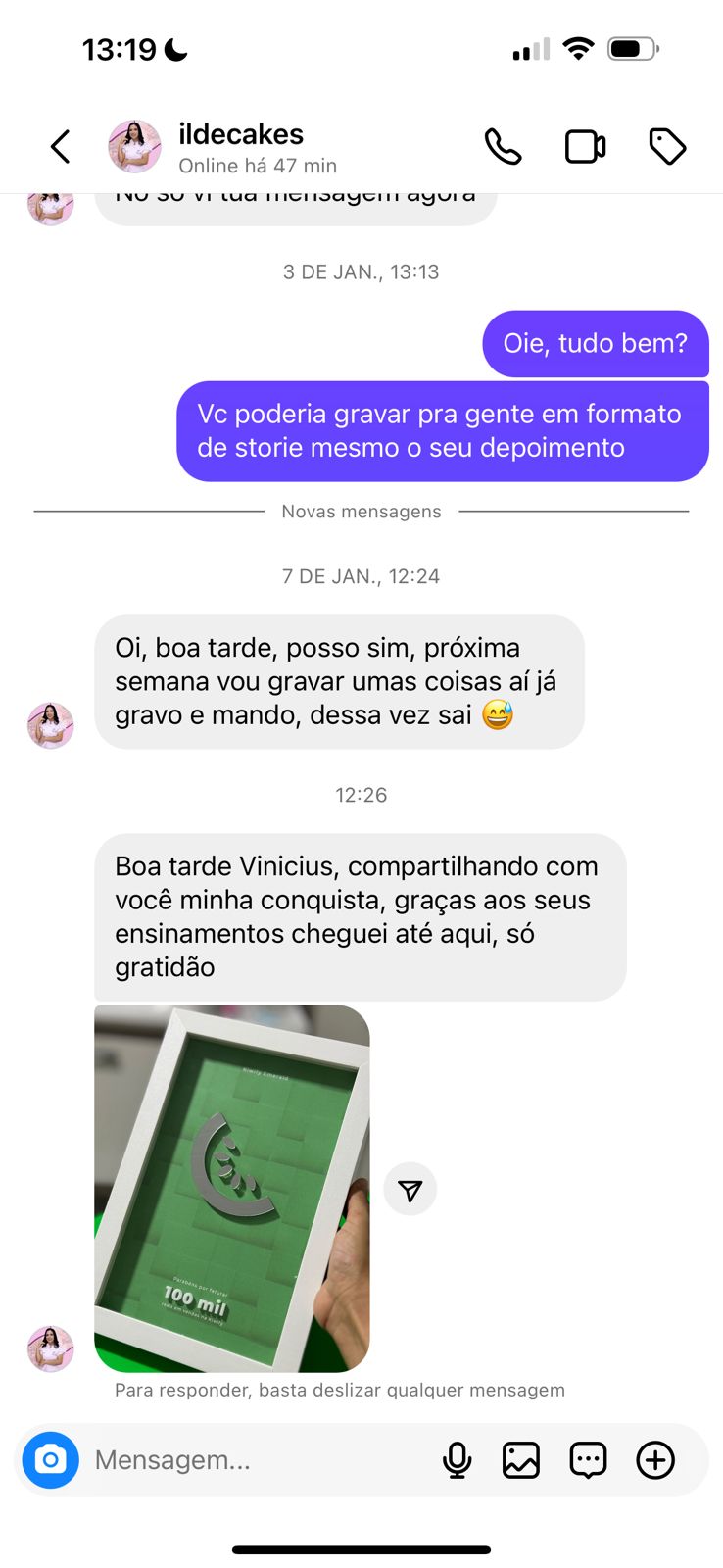 Aluna recebe a placa de 100 mil reais da Kiwify